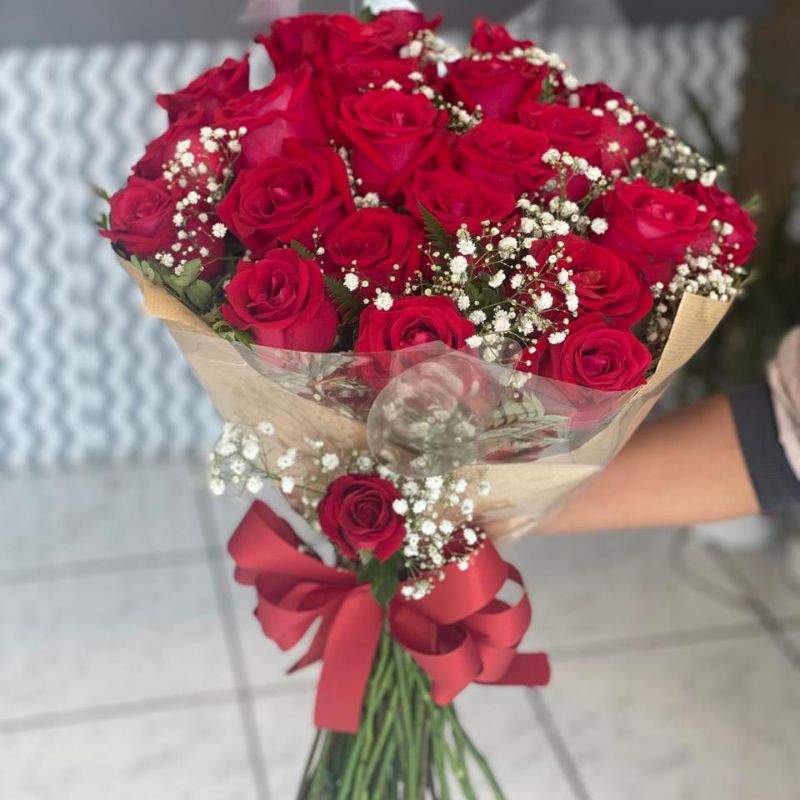 Buquê 24 rosas com mosquitinho