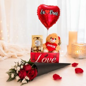 Combo Amor Sem Fim com rosas vermelhas, chocolates Ferrero Rocher, ursinho de pelúcia e balão romântico em formato de coração.