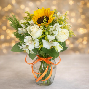 Arranjo de girassol com rosas brancas